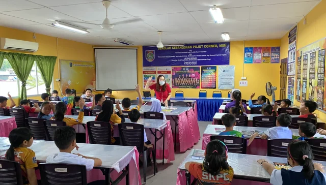 Suasana bilik darjah di mana guru dan murid-murid menyertai aktiviti PAK21.