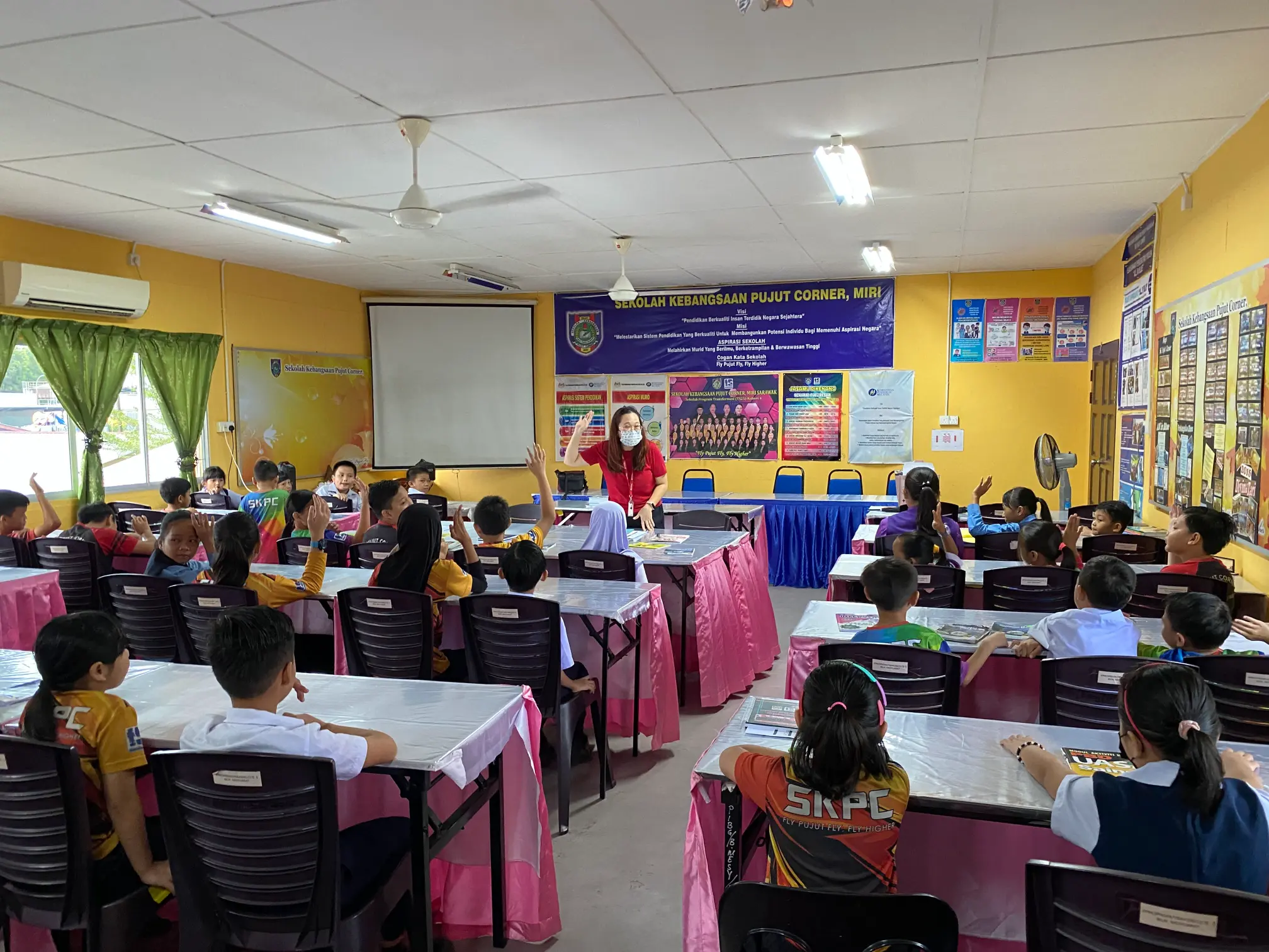 Suasana bilik darjah di mana guru dan murid-murid menyertai aktiviti PAK21.