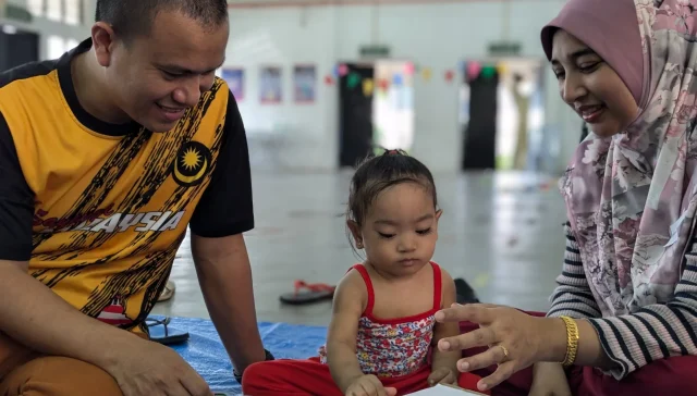 Ayah dan ibu mendidik anak di ruang tamu sebagai tanda kemahiran keibubapaan mereka.