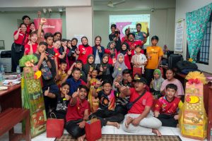sekumpulan kanak-kanak mengambil gambar bersama hadiah mereka.